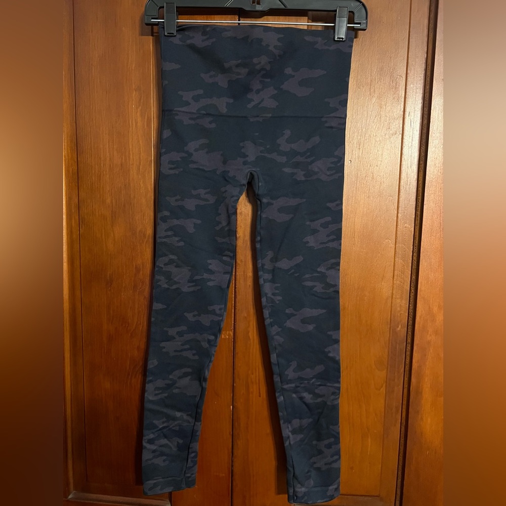 Spanx Camo‎ Leggings Black Sz M Shape Wear Sculpting - Picture 3 of 4